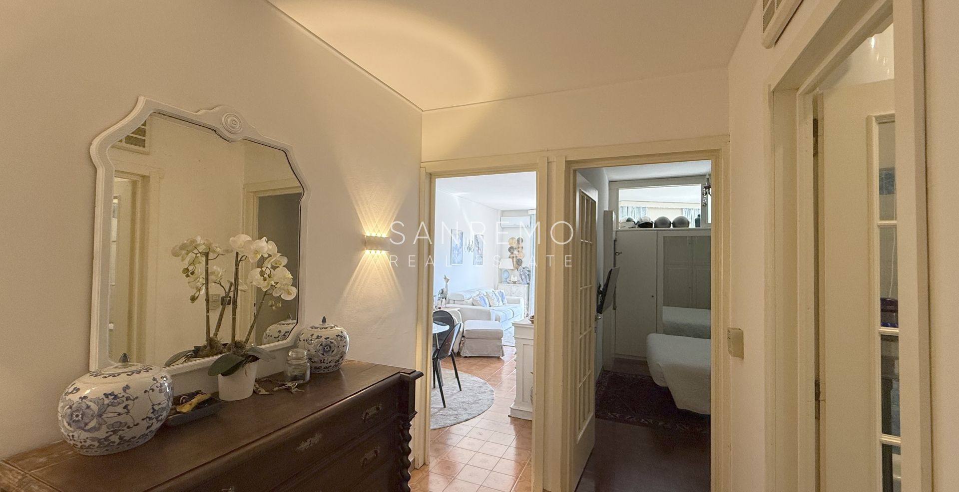 Appartement deux pièces avec grande terrasse entourée de verdure
