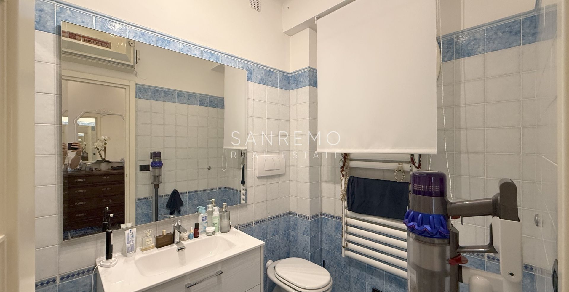 Appartement deux pièces avec grande terrasse entourée de verdure