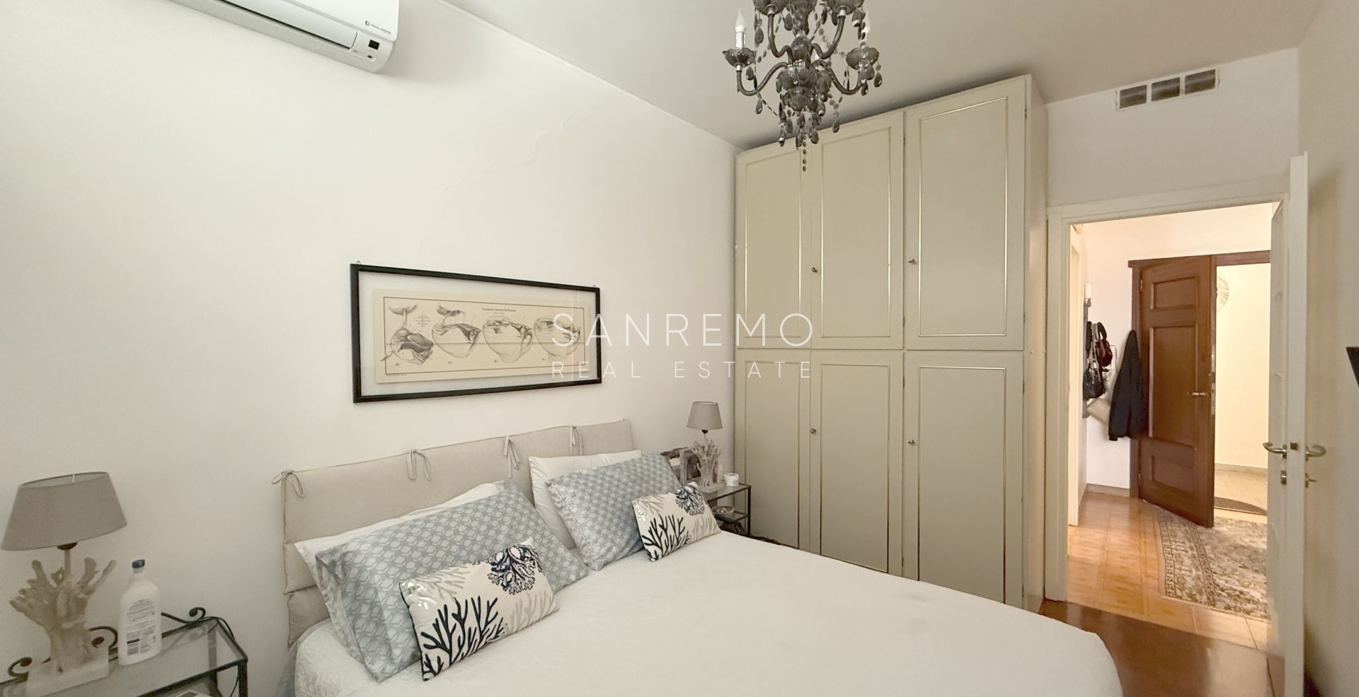 Appartement deux pièces avec grande terrasse entourée de verdure