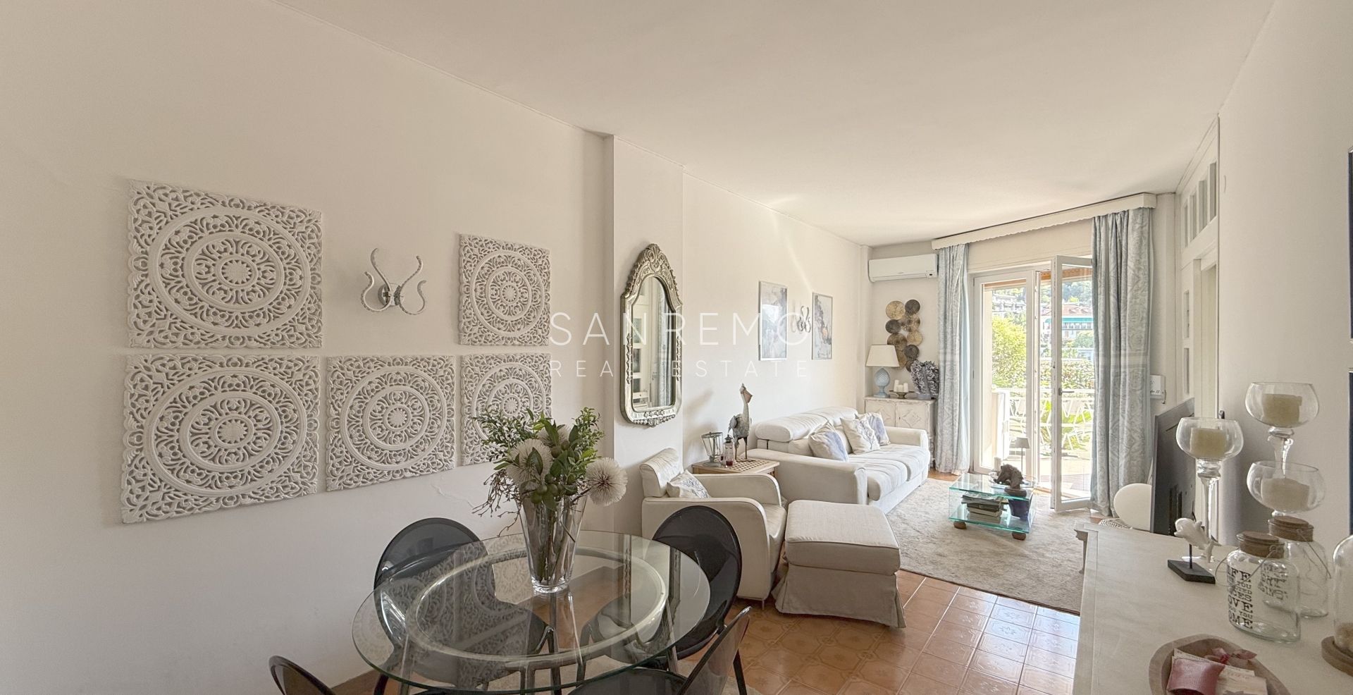 Appartement deux pièces avec grande terrasse entourée de verdure