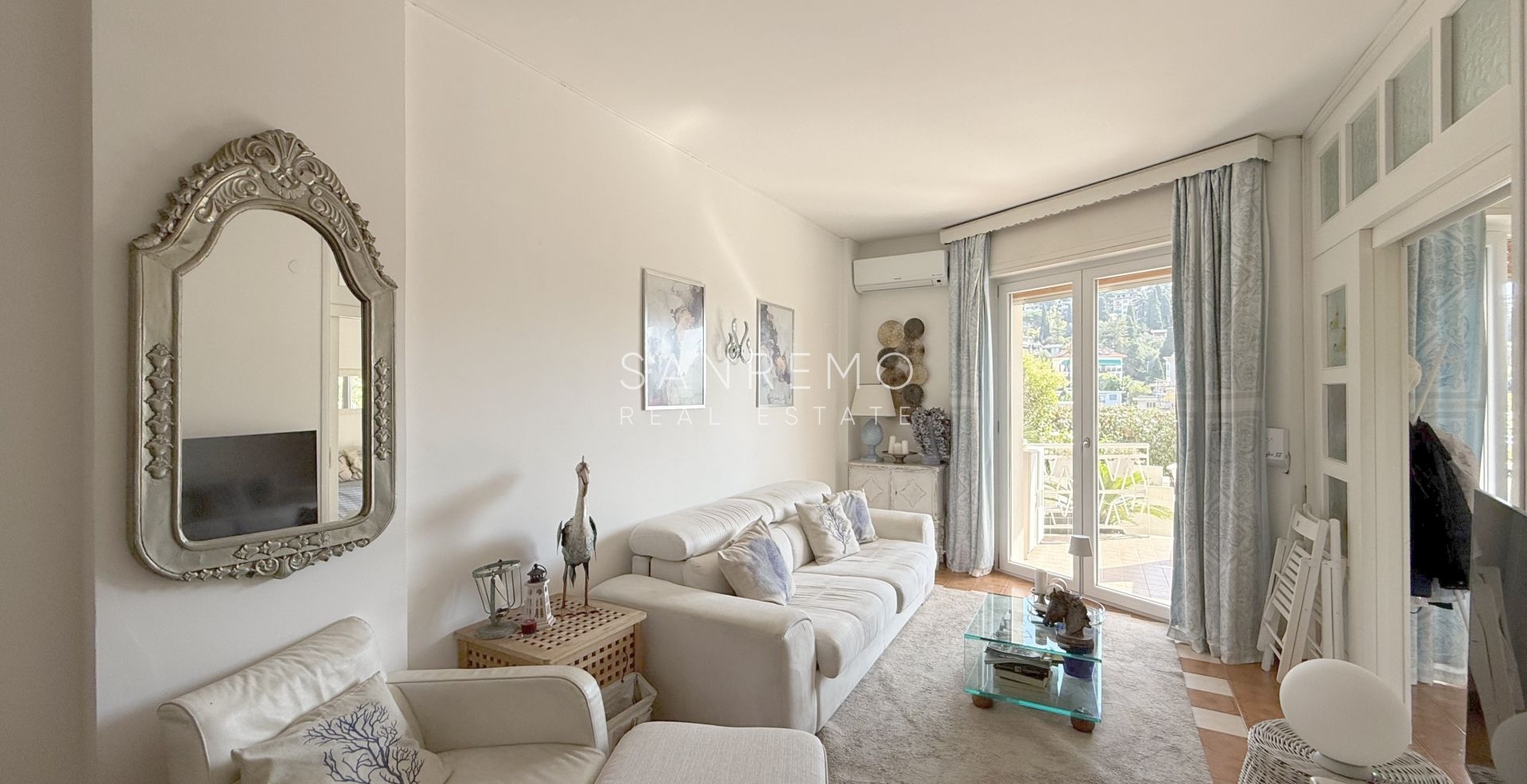 Appartement deux pièces avec grande terrasse entourée de verdure