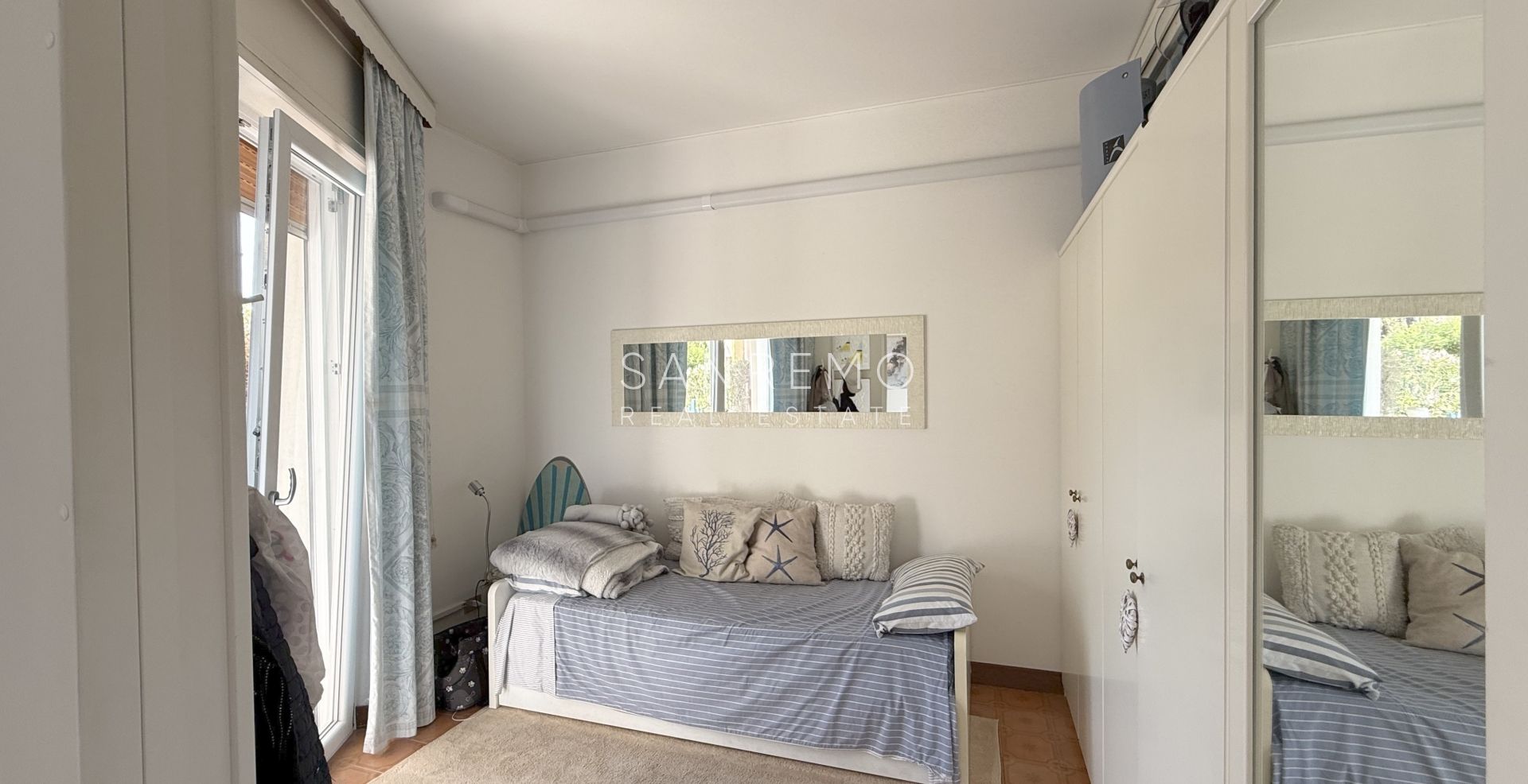 Appartement deux pièces avec grande terrasse entourée de verdure
