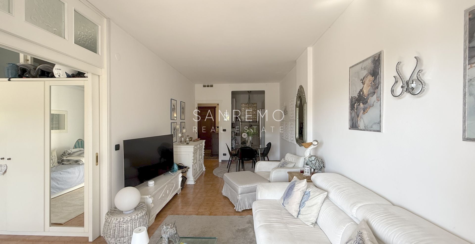 Appartement deux pièces avec grande terrasse entourée de verdure