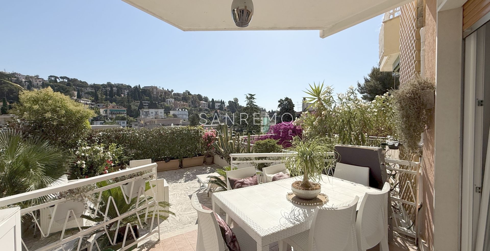 Appartement deux pièces avec grande terrasse entourée de verdure