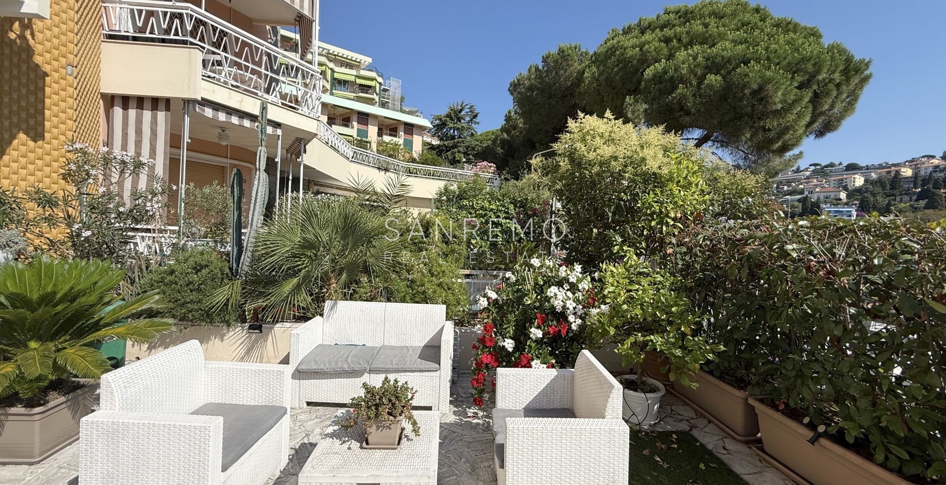 Appartement deux pièces avec grande terrasse entourée de verdure