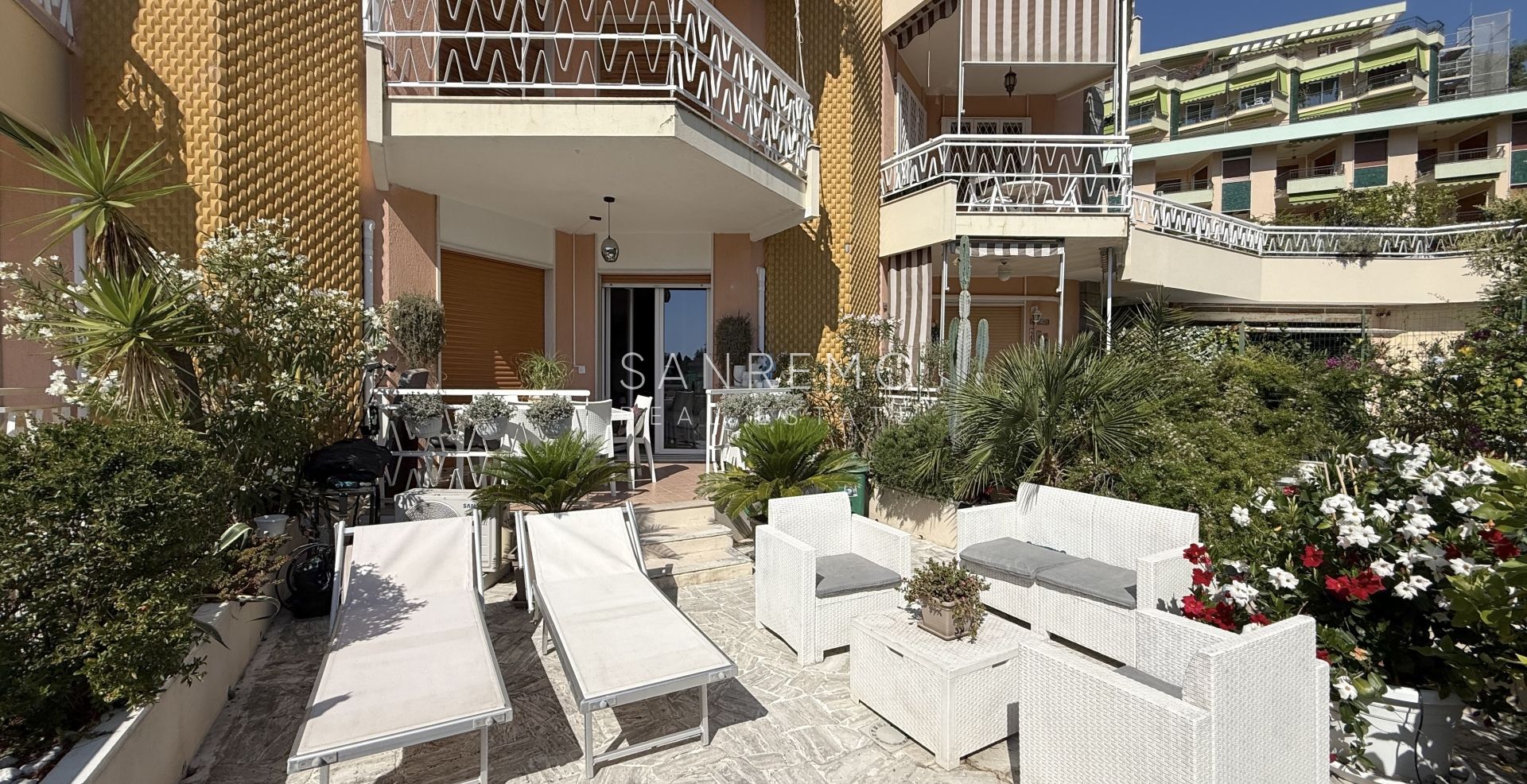Appartement deux pièces avec grande terrasse entourée de verdure