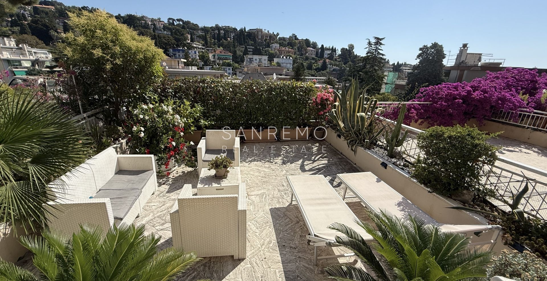 Appartement deux pièces avec grande terrasse entourée de verdure