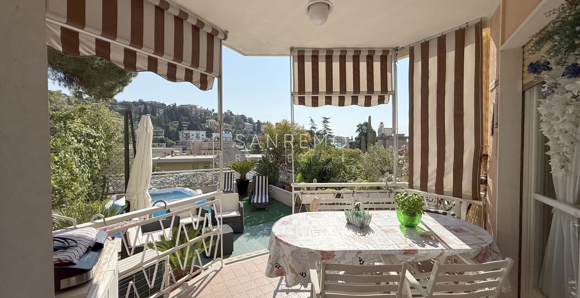 Charmant appartement deux pièces avec un agréable espace extérieur