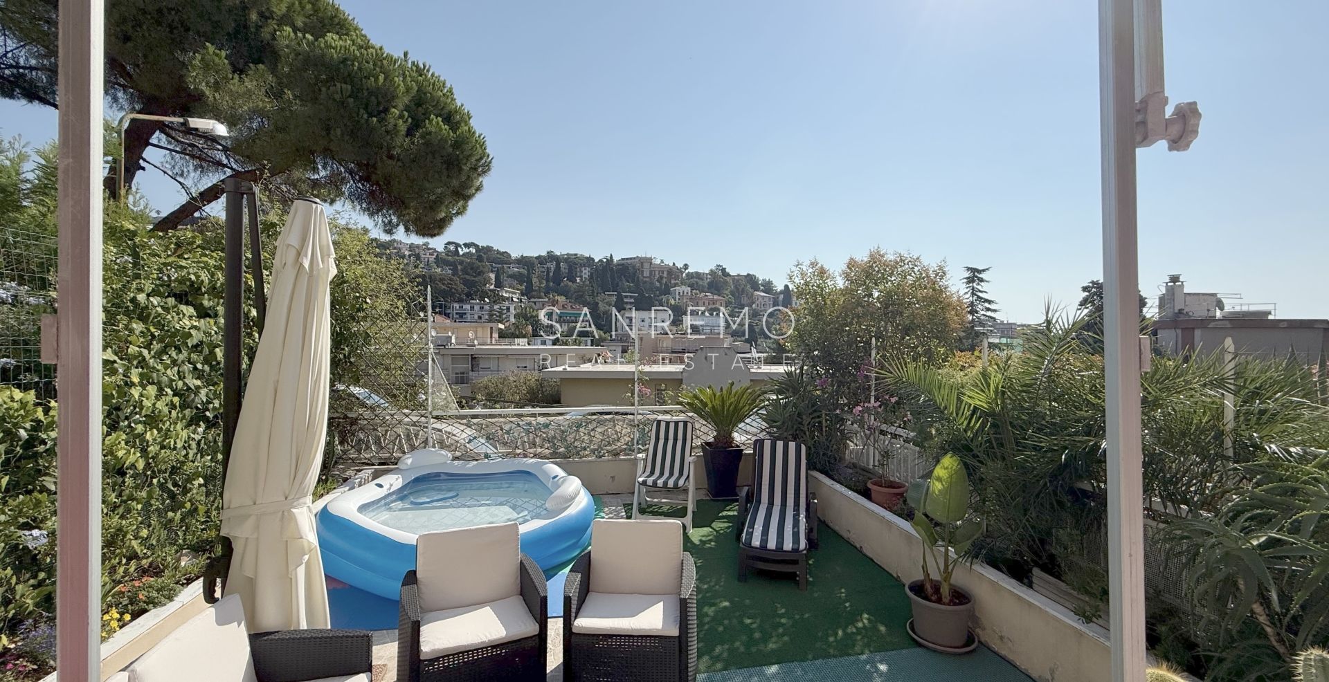 Charmant appartement deux pièces avec un agréable espace extérieur