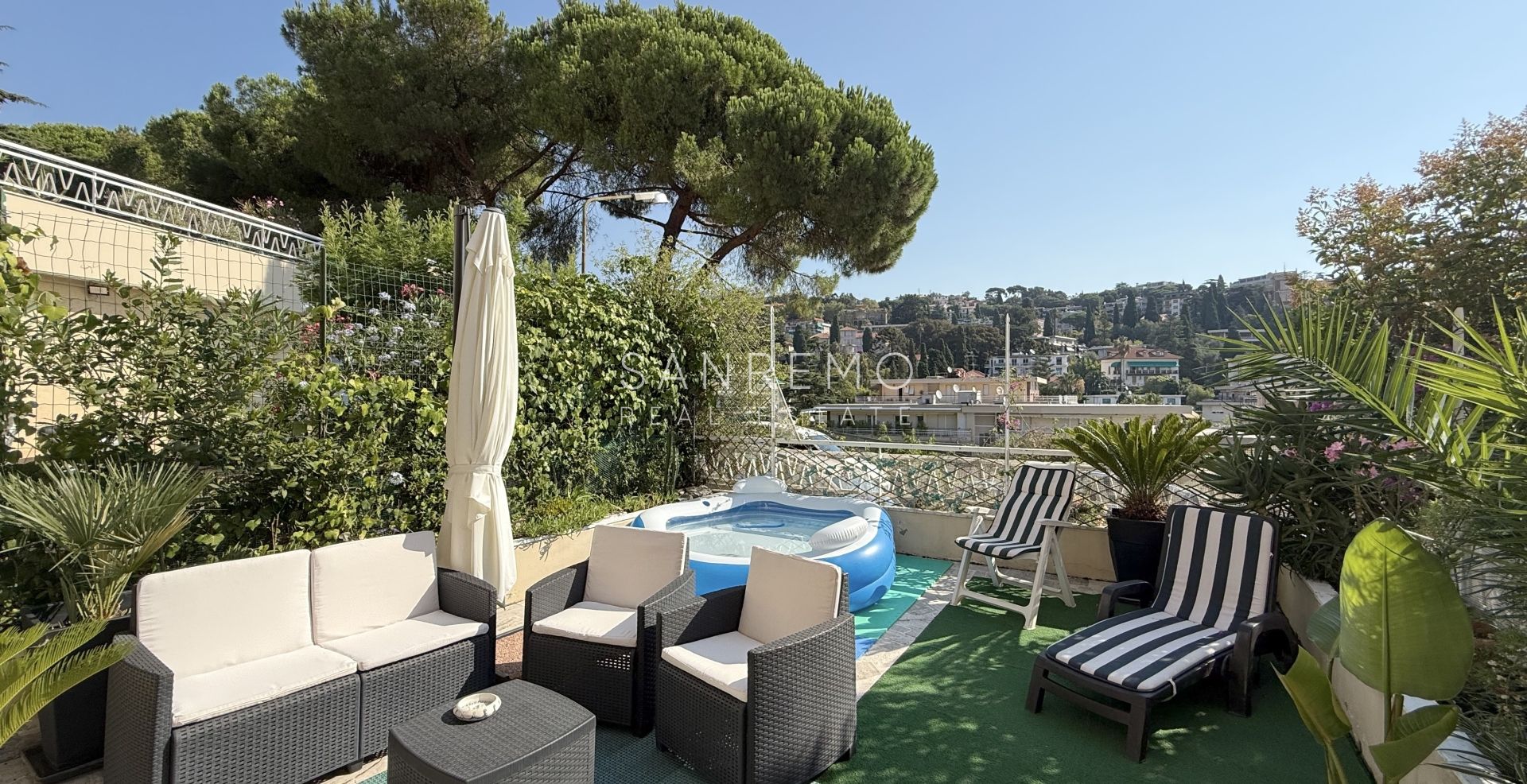 Charmant appartement deux pièces avec un agréable espace extérieur