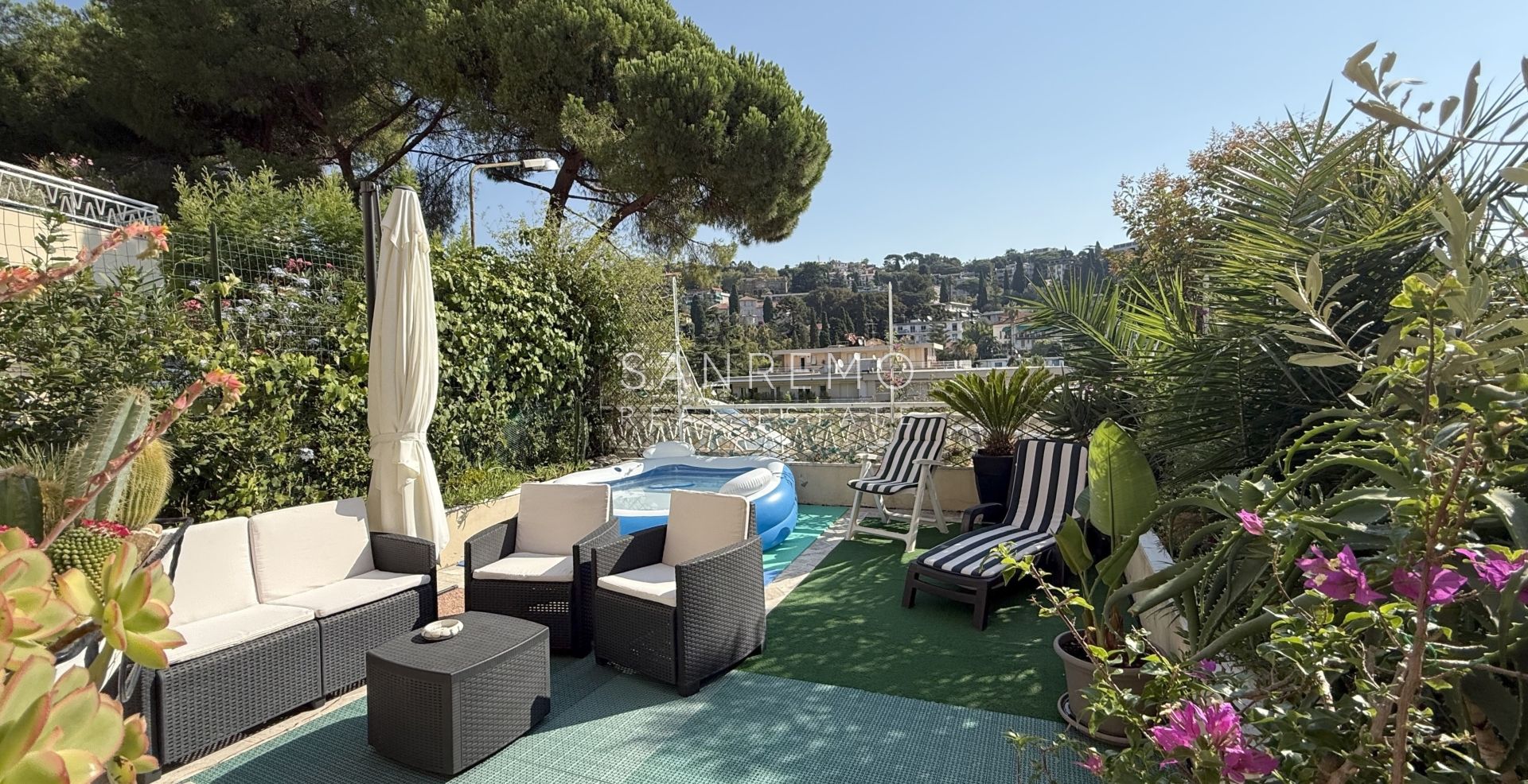 Charmant appartement deux pièces avec un agréable espace extérieur