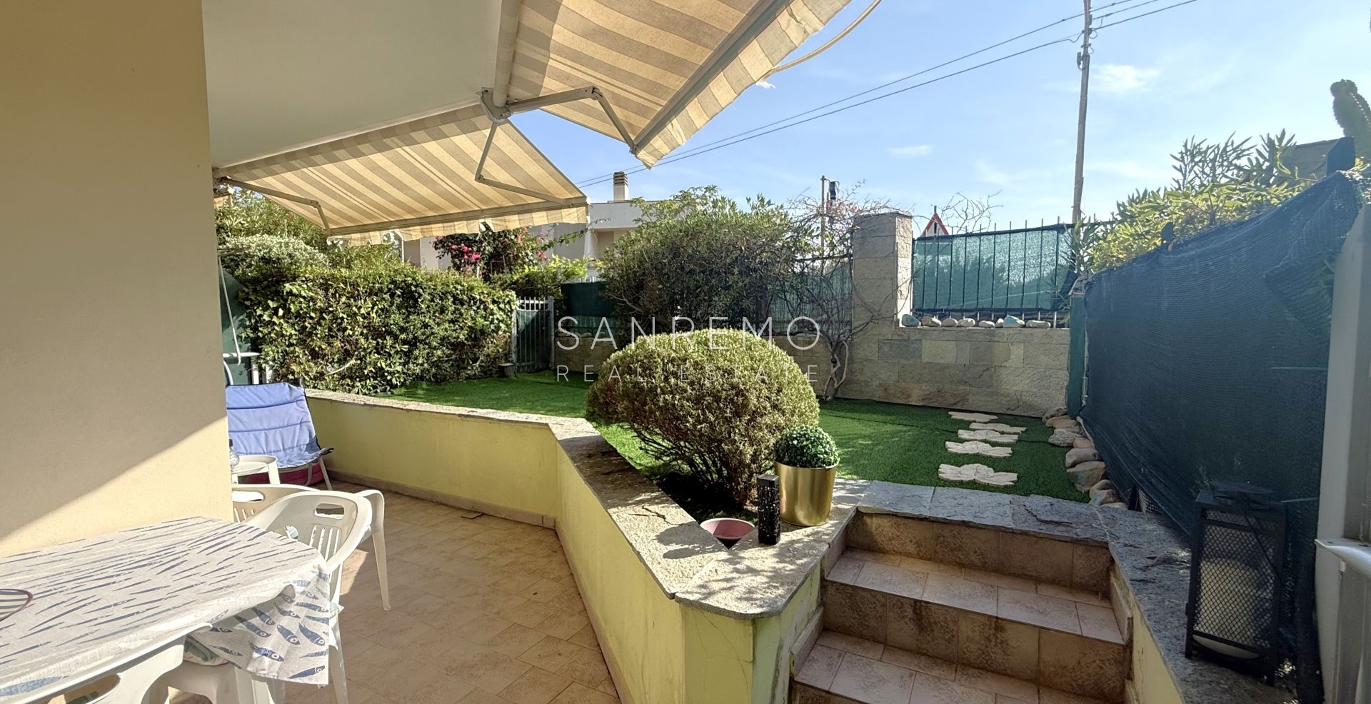 Charmant deux-pièces avec jardin privé et garage