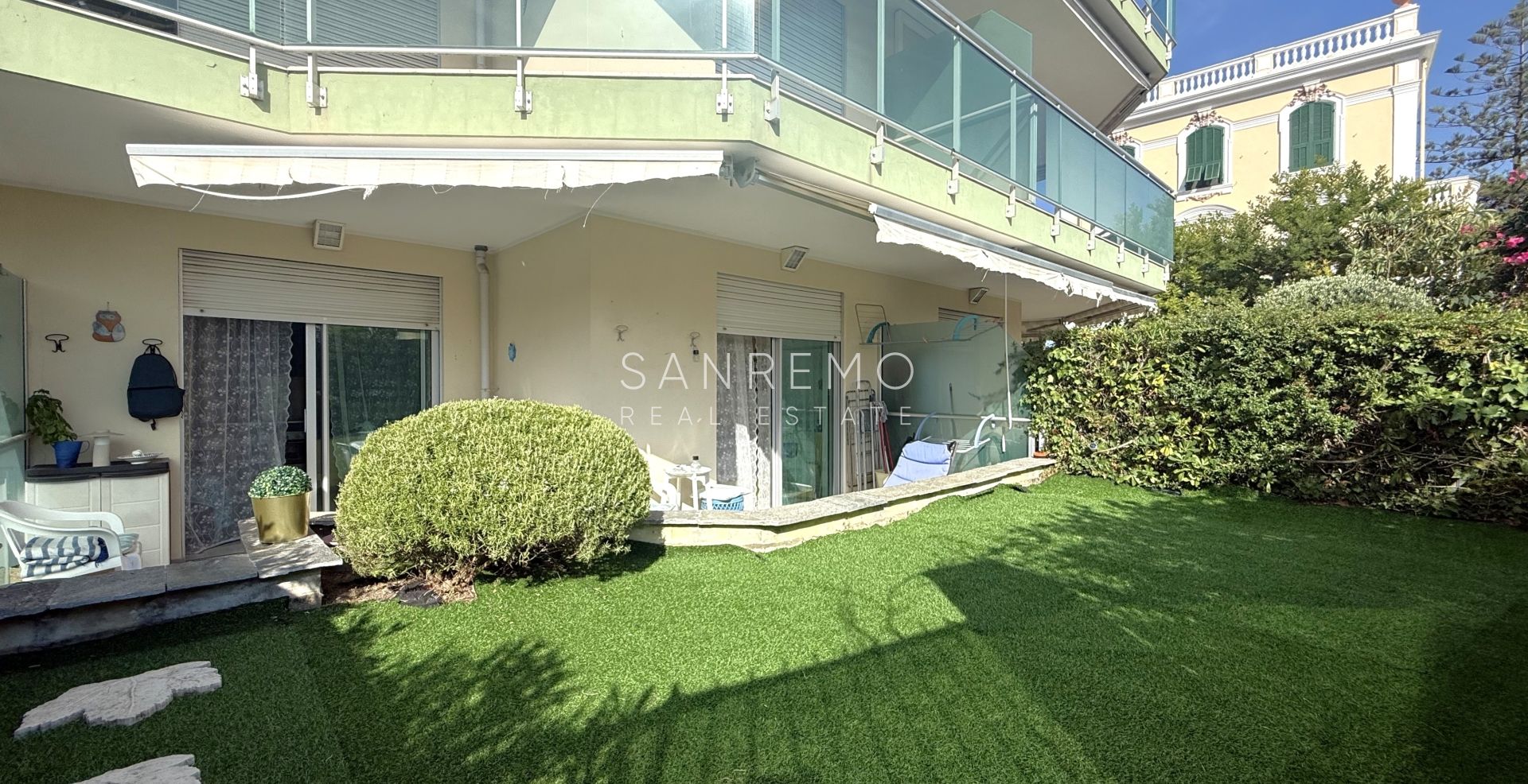 Charmant deux-pièces avec jardin privé et garage