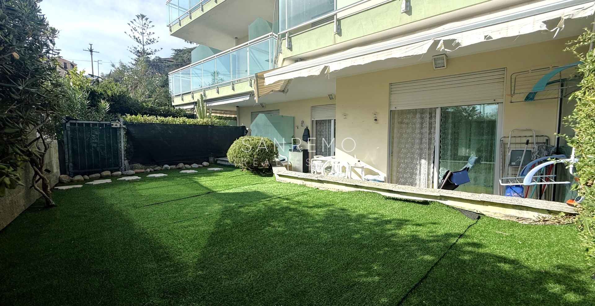 Charmant deux-pièces avec jardin privé et garage