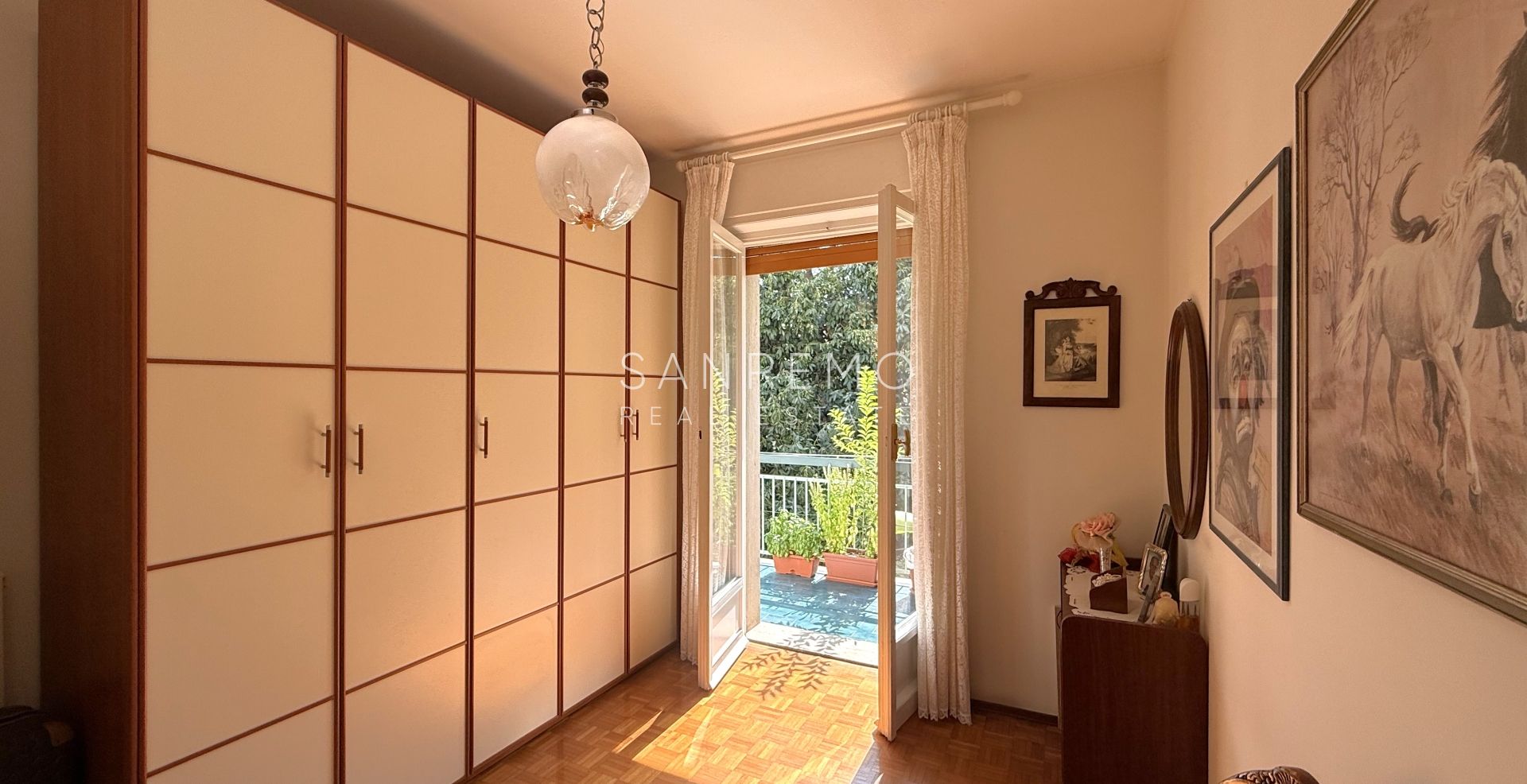 Appartement lumineux de quatre pièces à quelques mètres de la place du marché