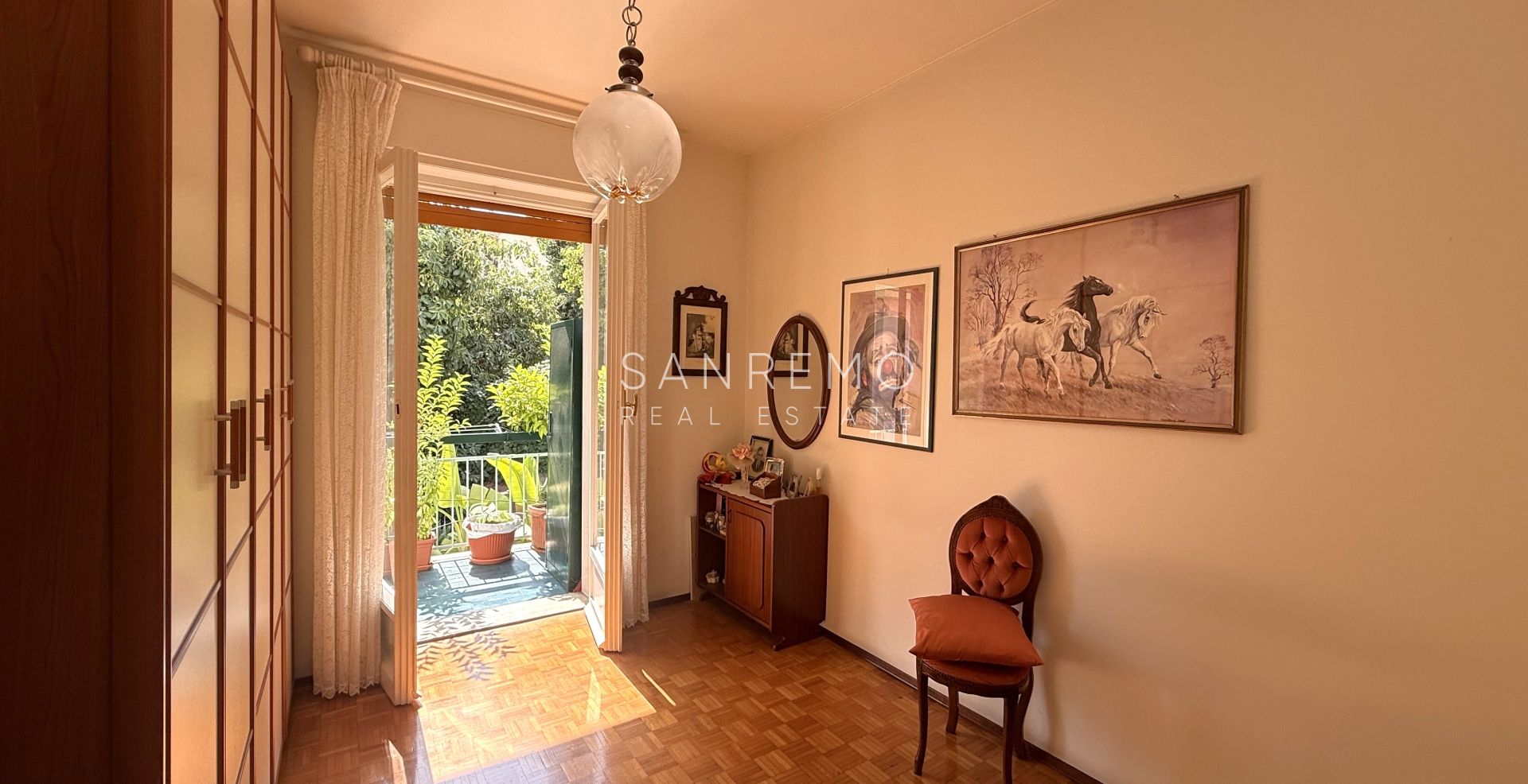 Appartement lumineux de quatre pièces à quelques mètres de la place du marché