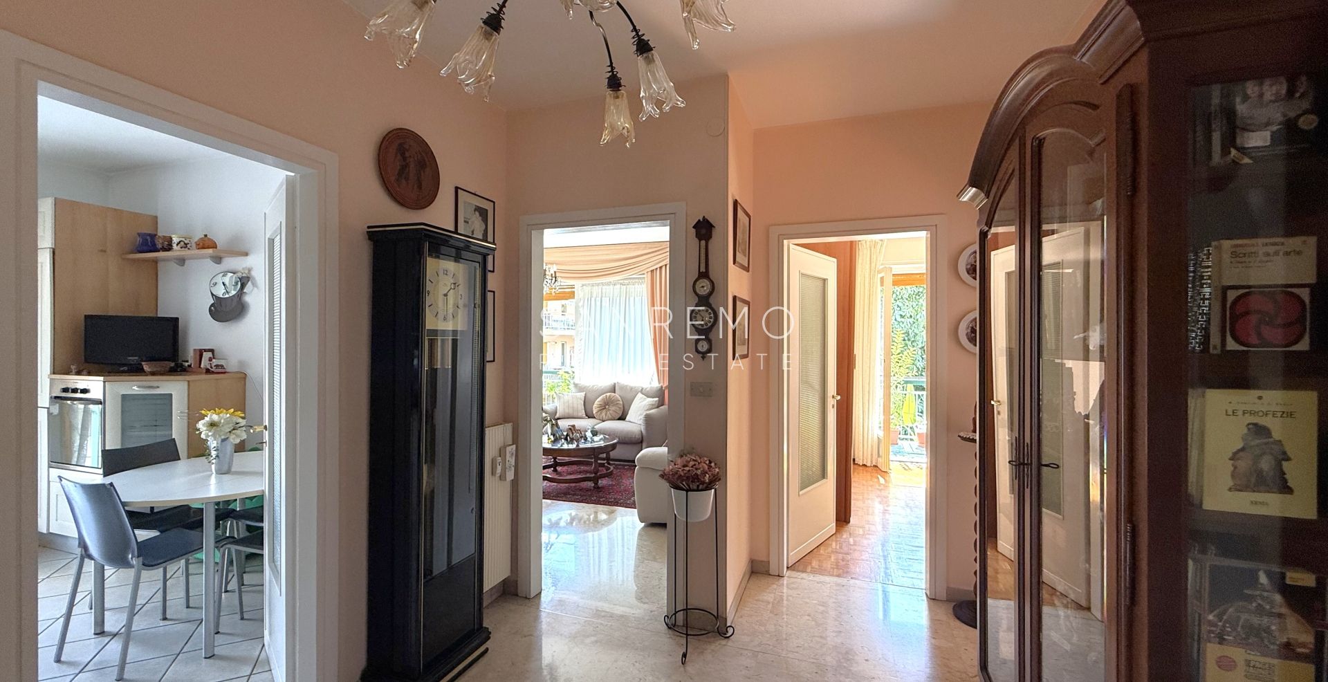 Appartement lumineux de quatre pièces à quelques mètres de la place du marché