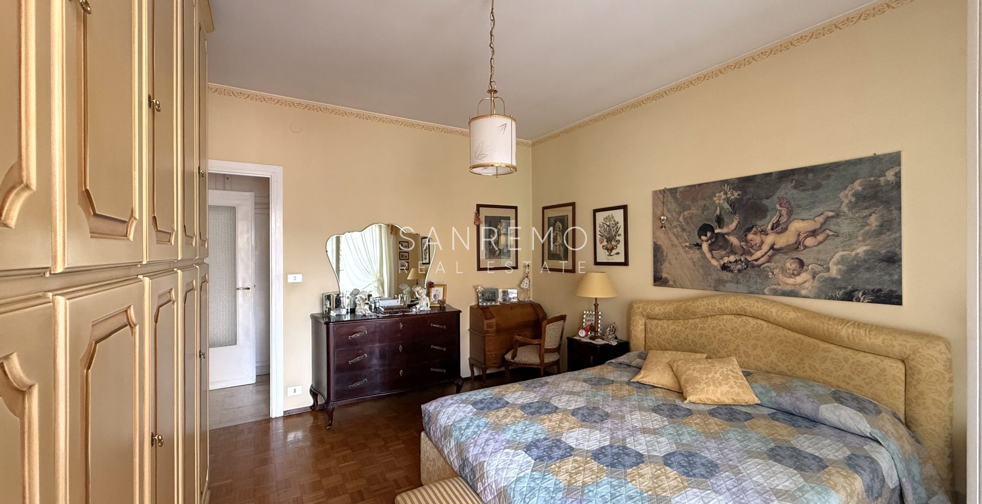 Appartement lumineux de quatre pièces à quelques mètres de la place du marché