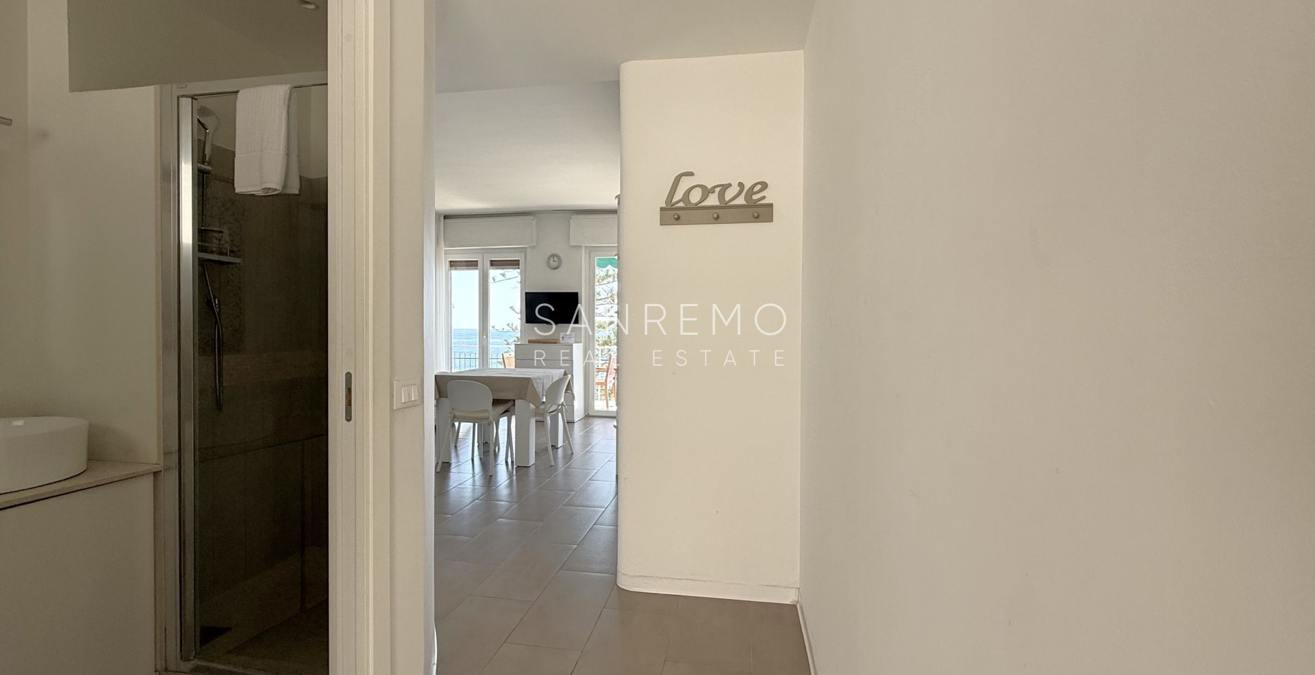Lumineux deux-pièces avec terrasse agréable donnant directement sur la mer