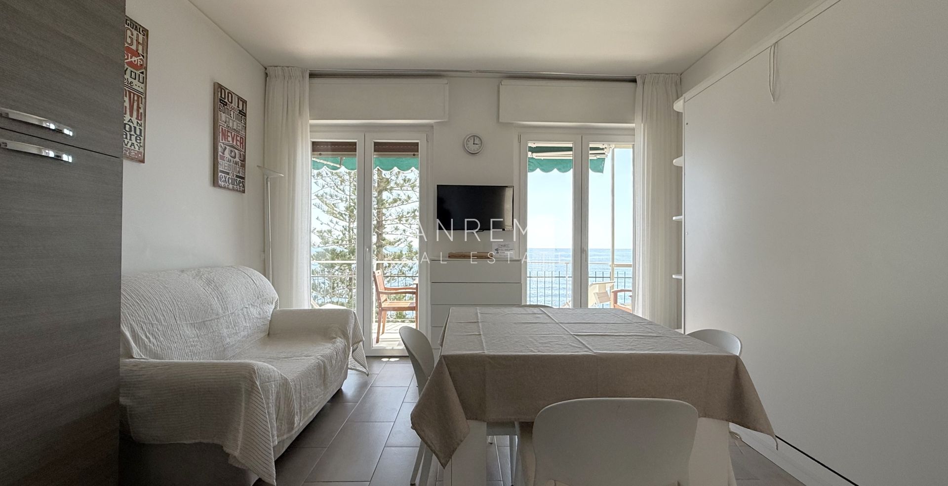 Lumineux deux-pièces avec terrasse agréable donnant directement sur la mer