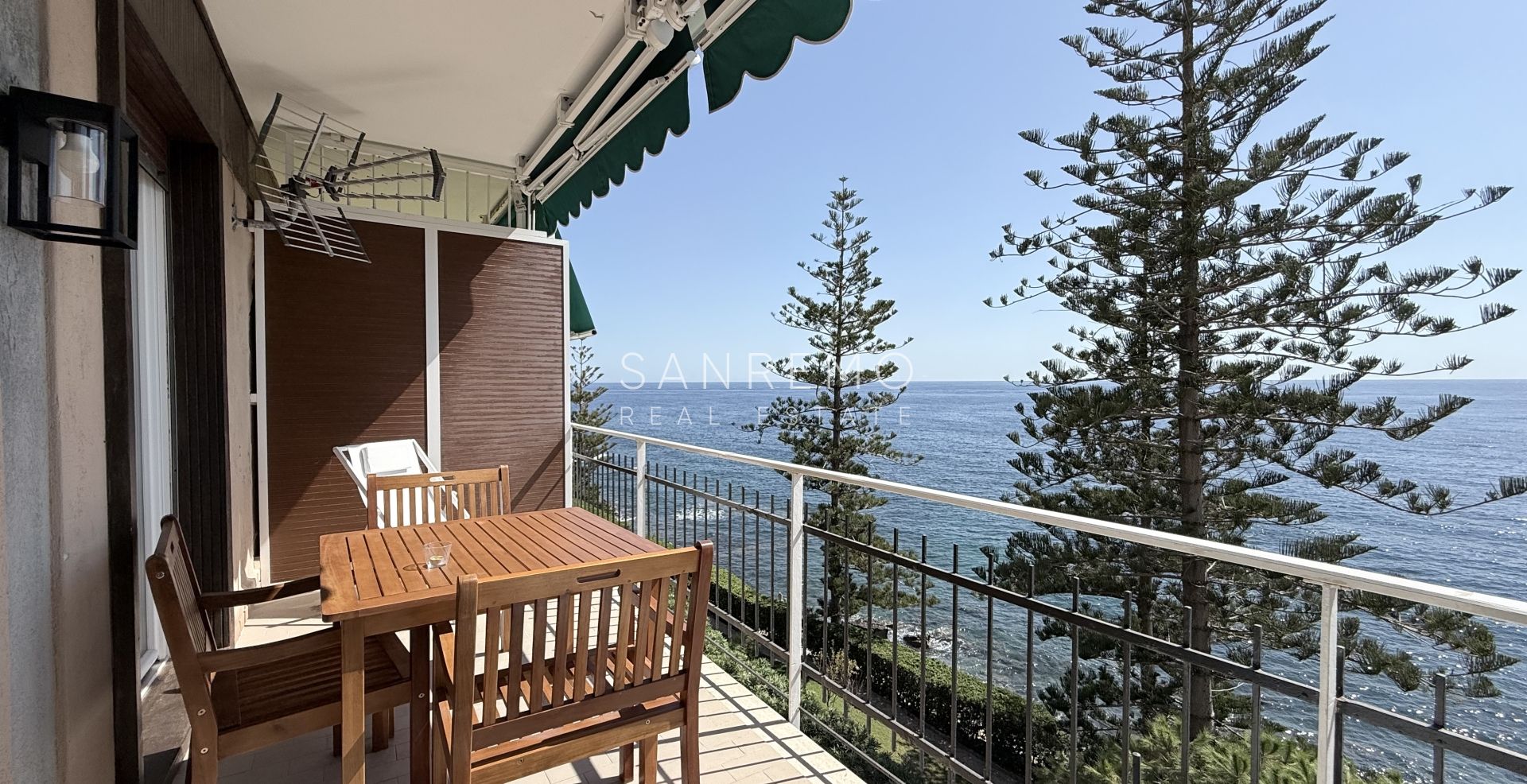 Lumineux deux-pièces avec terrasse agréable donnant directement sur la mer