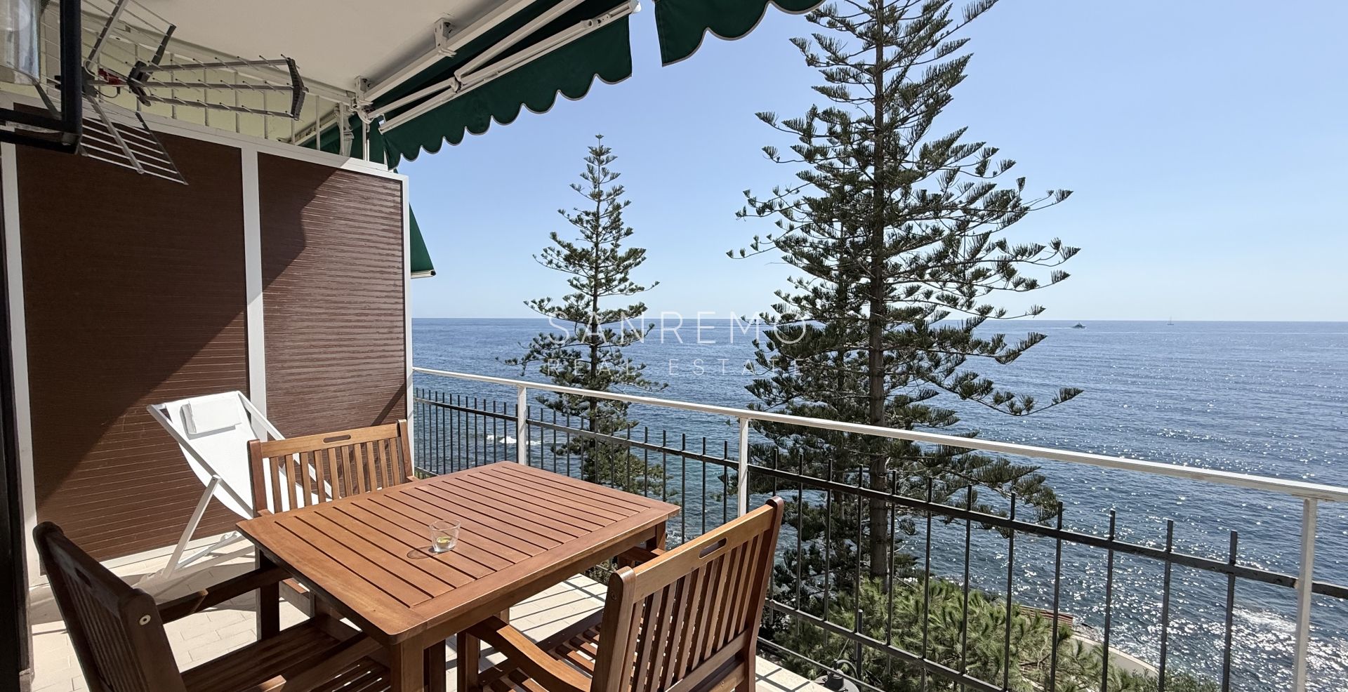 Lumineux deux-pièces avec terrasse agréable donnant directement sur la mer