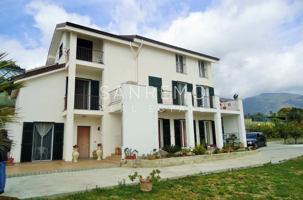 Villa sur la colline avec terrain et vue mer