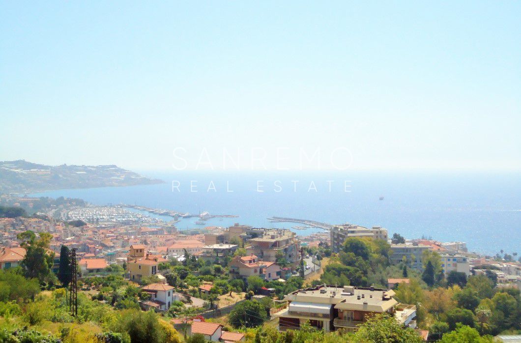 Villa sur la colline avec terrain et vue mer