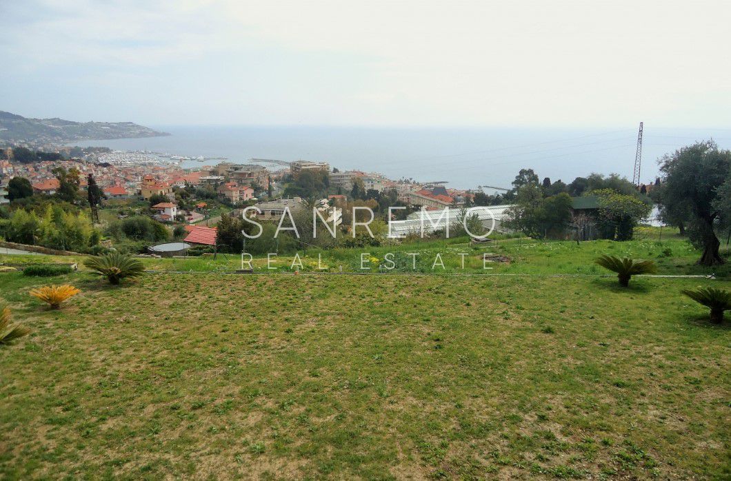 Villa sur la colline avec terrain et vue mer