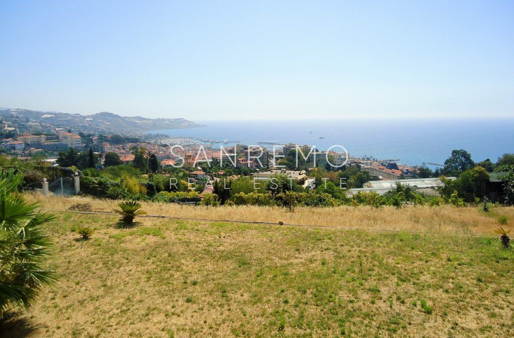 Villa sur la colline avec terrain et vue mer