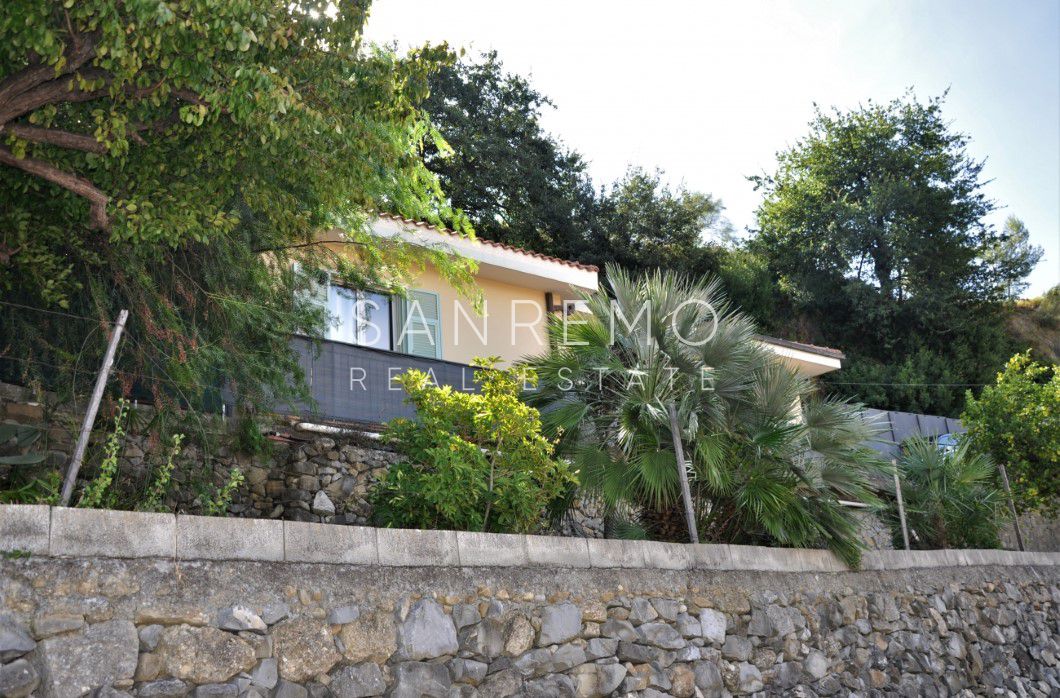 Ville entourée de verdure voisin Bordighera 