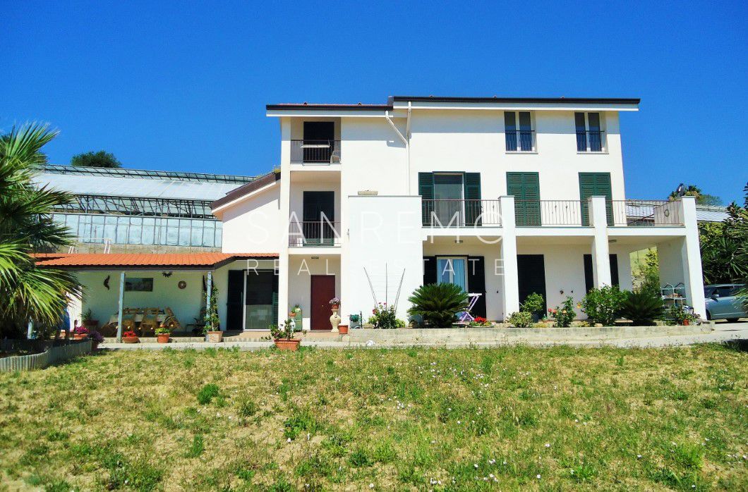 Villa sur la colline avec terrain et vue mer