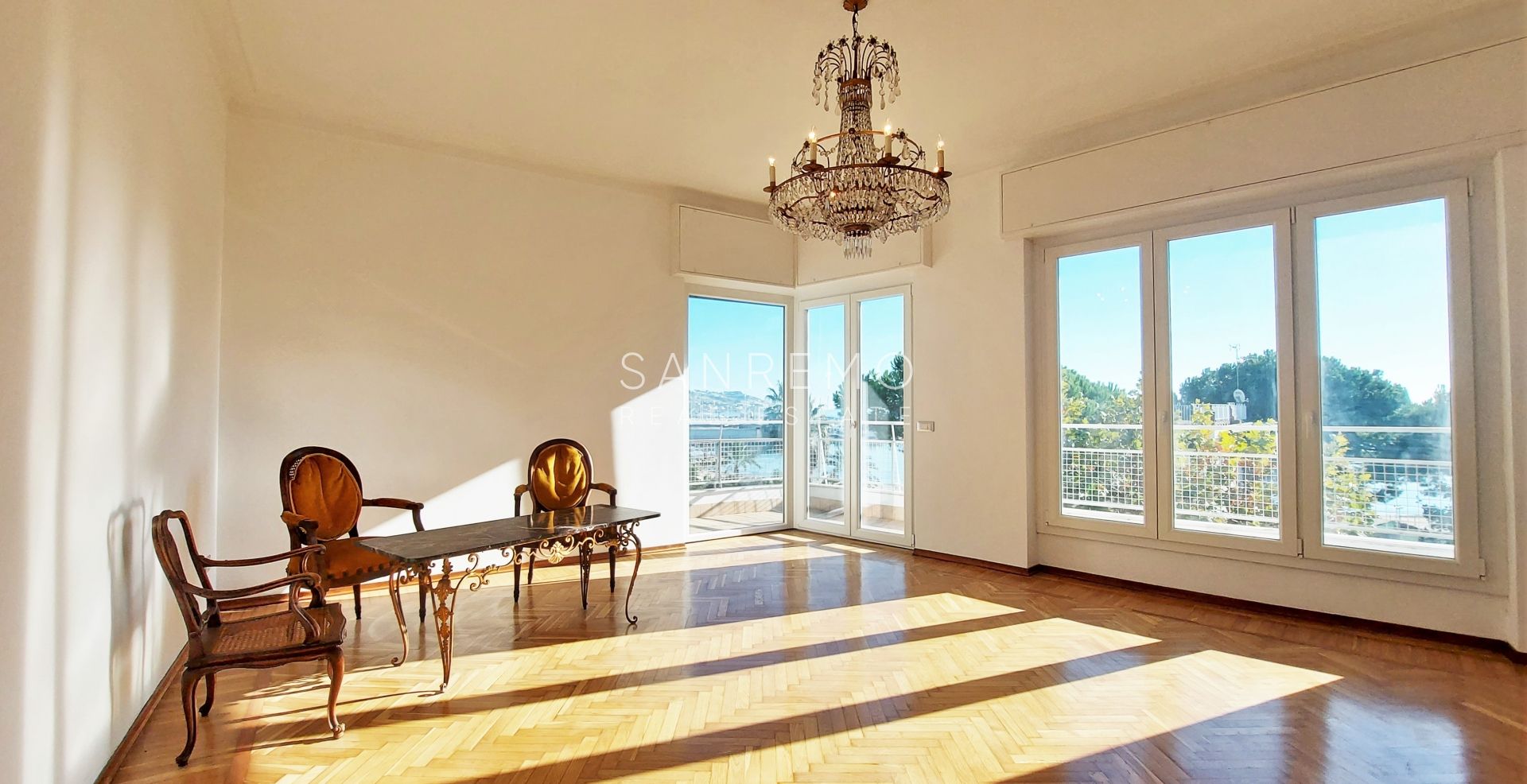 Grand Appartement central avec jolie vue mer