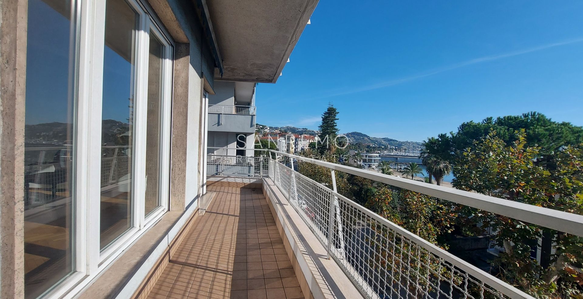 Grand Appartement central avec jolie vue mer