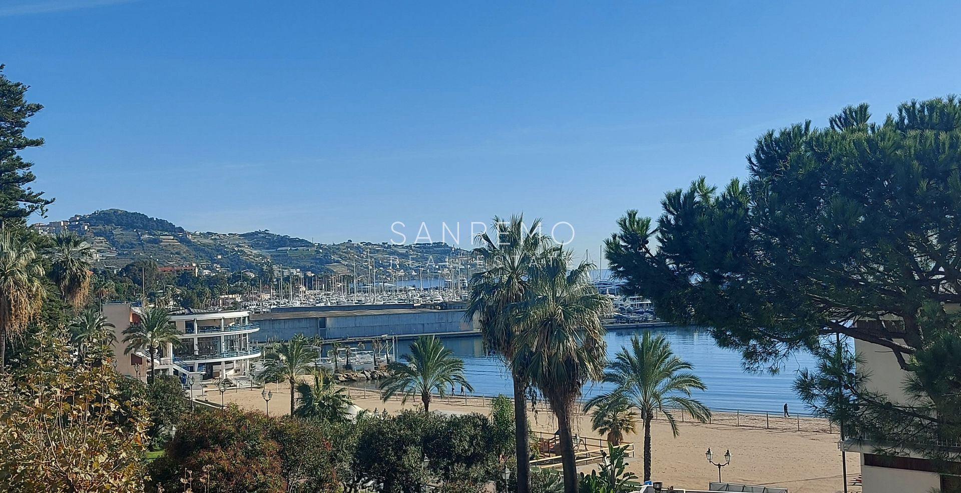 Grand Appartement central avec jolie vue mer