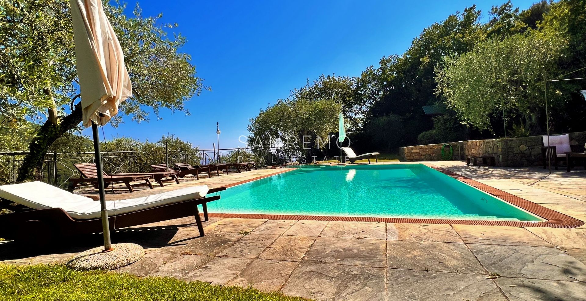 Maison magnifique sur la colline de Bordighera avec piscine