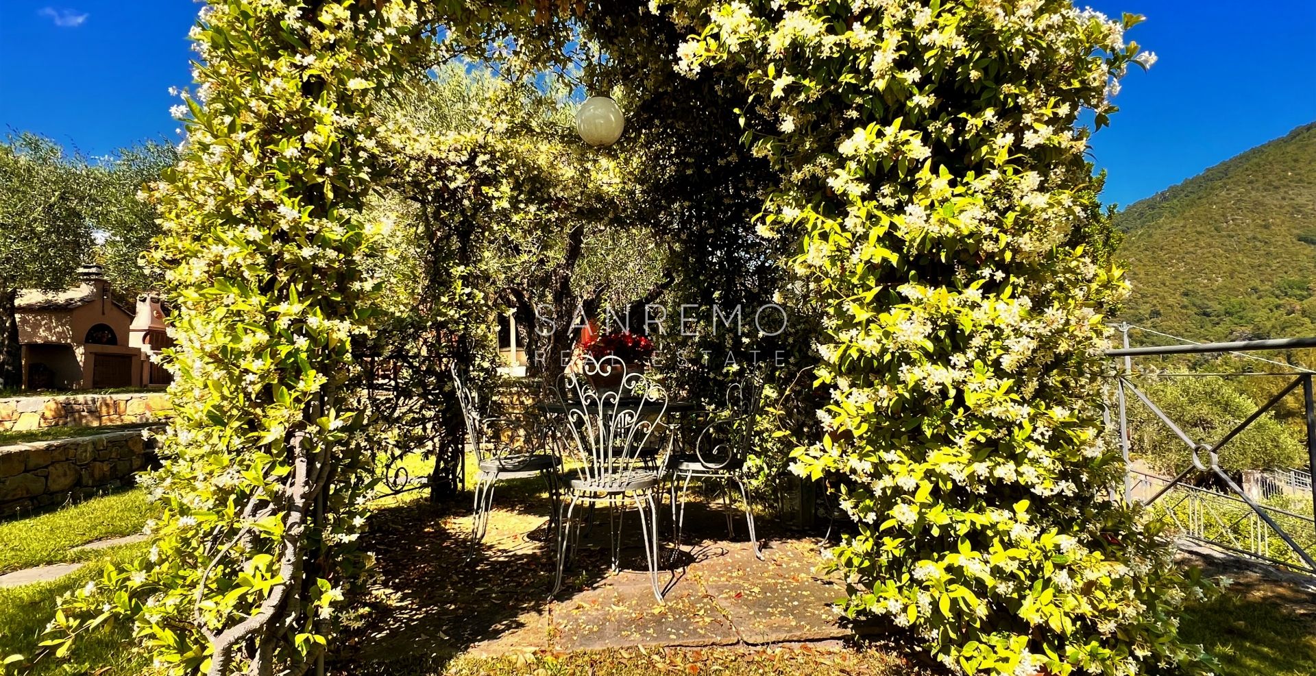 Maison magnifique sur la colline de Bordighera avec piscine