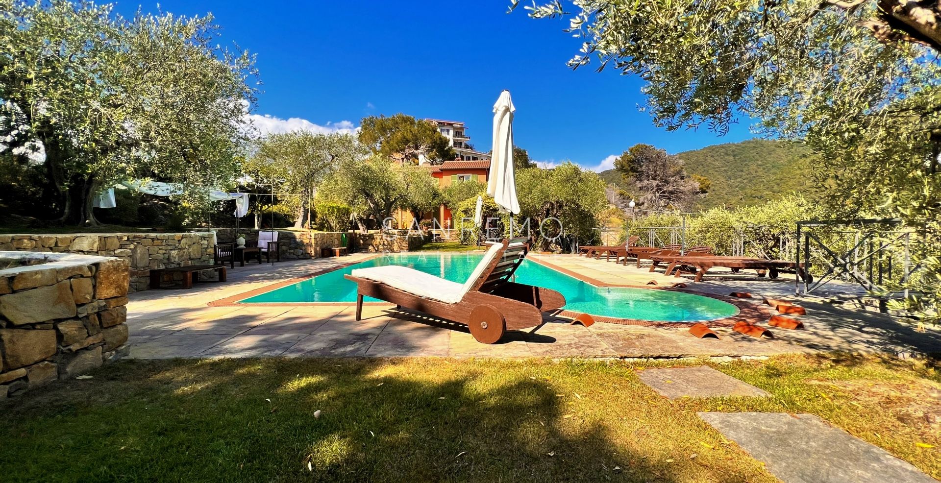 Maison magnifique sur la colline de Bordighera avec piscine