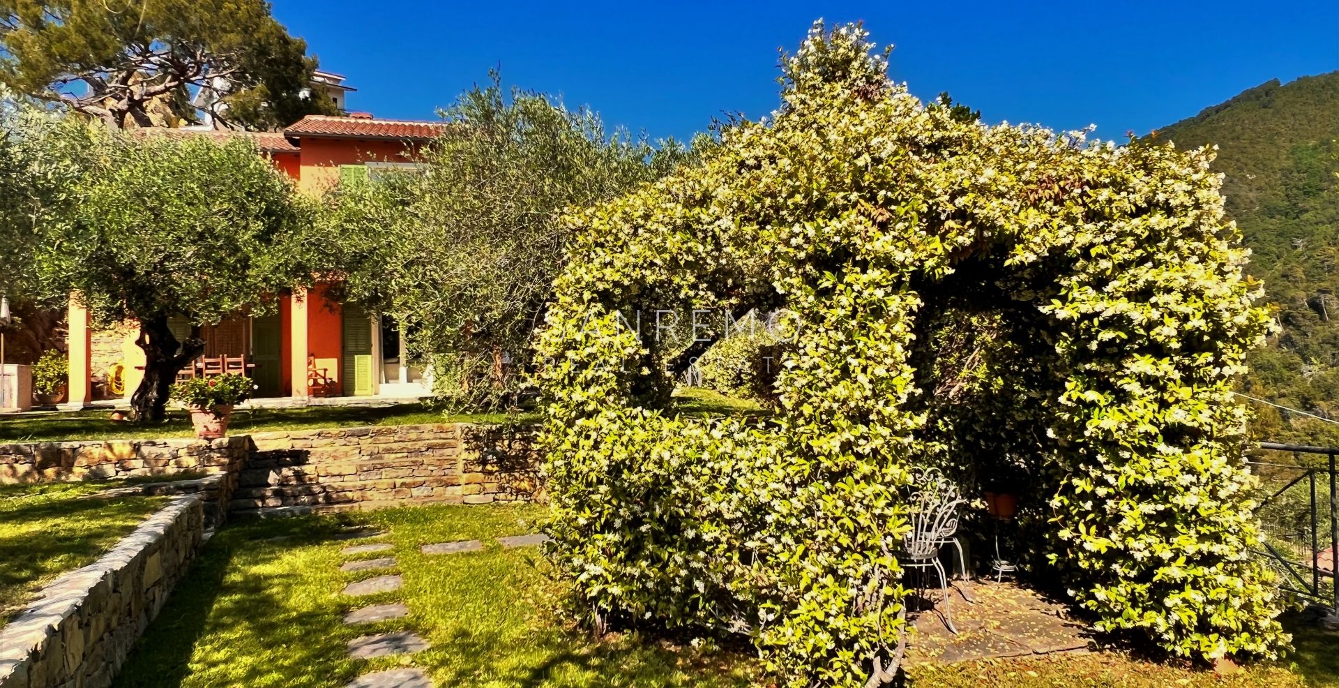 Maison magnifique sur la colline de Bordighera avec piscine