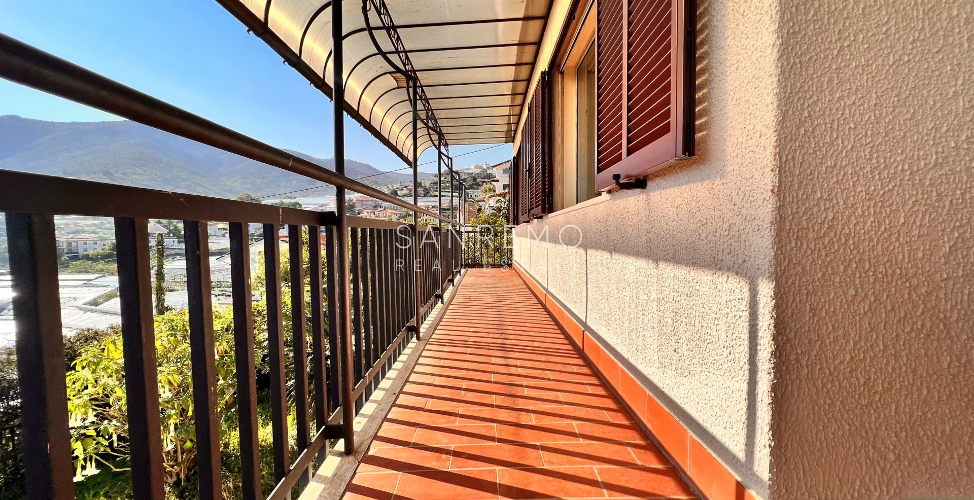 Maison, composée de 2 appartements indépendants, sur la première colline de Sanremo