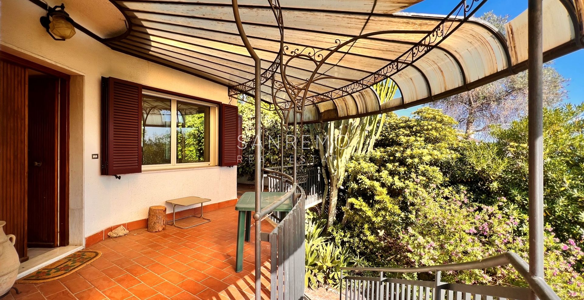 Maison, composée de 2 appartements indépendants, sur la première colline de Sanremo