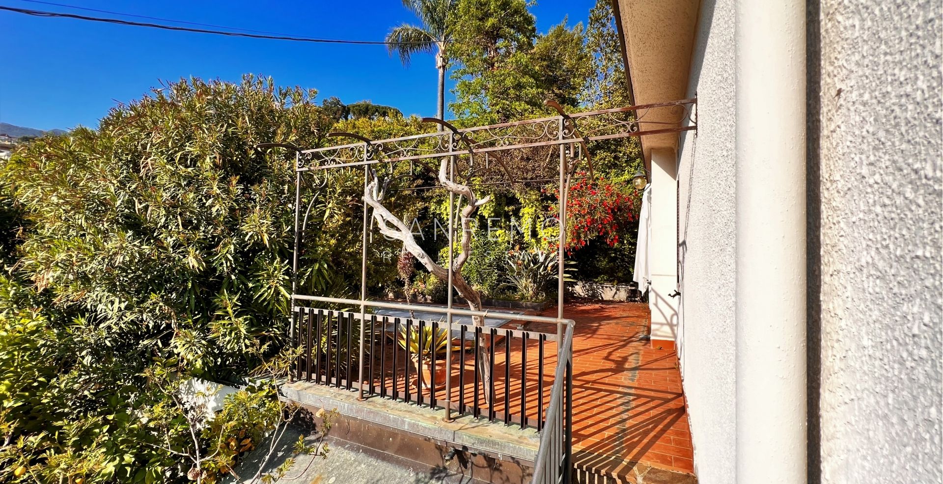 Maison, composée de 2 appartements indépendants, sur la première colline de Sanremo