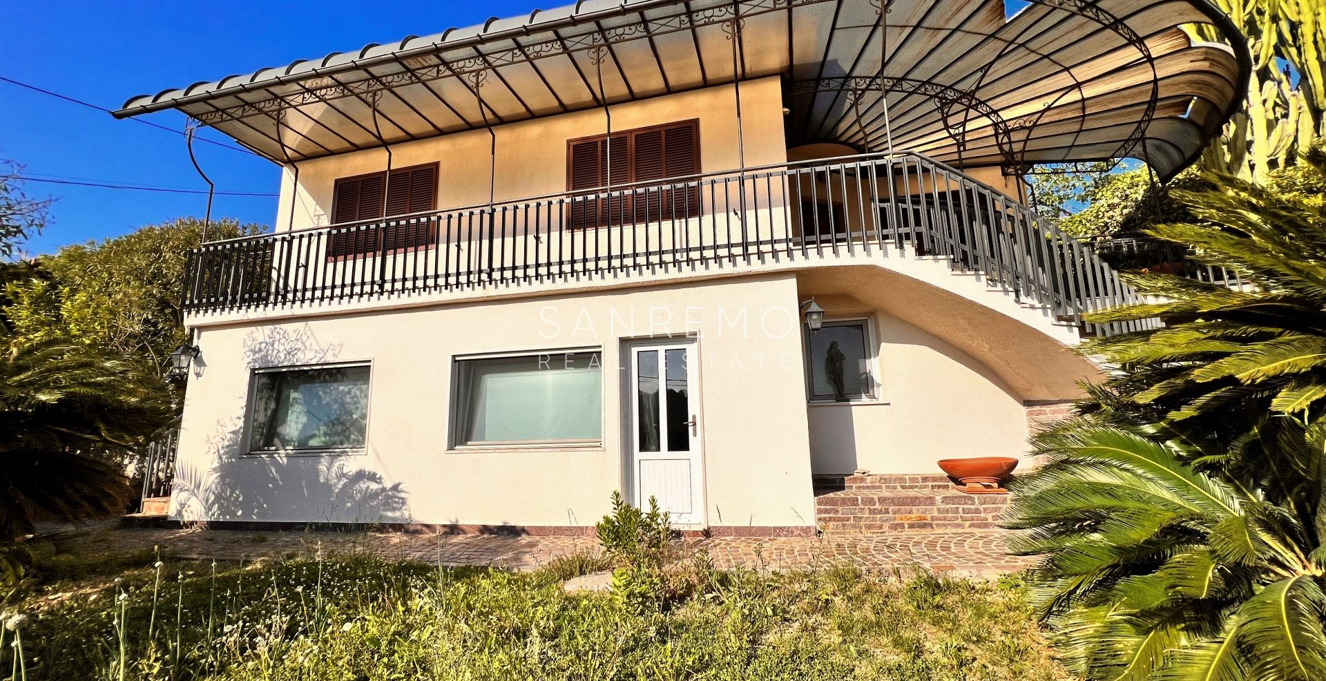 Maison, composée de 2 appartements indépendants, sur la première colline de Sanremo