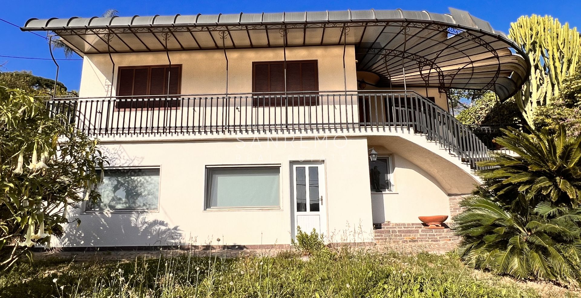 Maison, composée de 2 appartements indépendants, sur la première colline de Sanremo