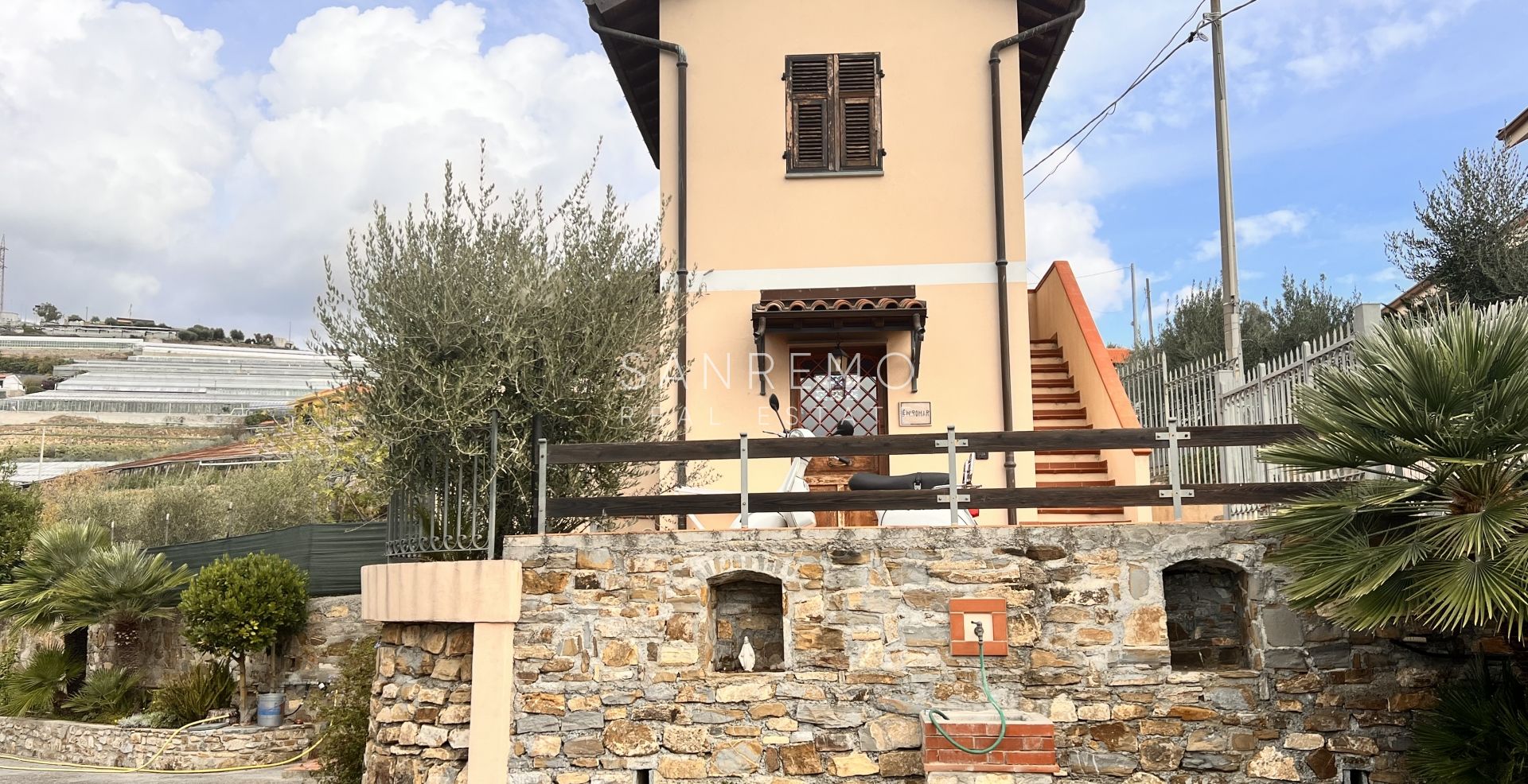 Villa lumineuse en excellent état sur trois niveaux avec jardin environnant