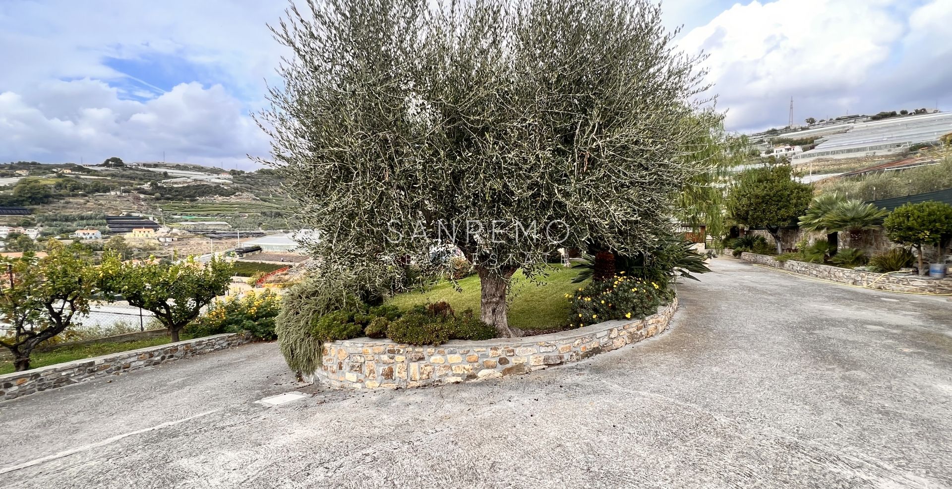 Villa lumineuse en excellent état sur trois niveaux avec jardin environnant