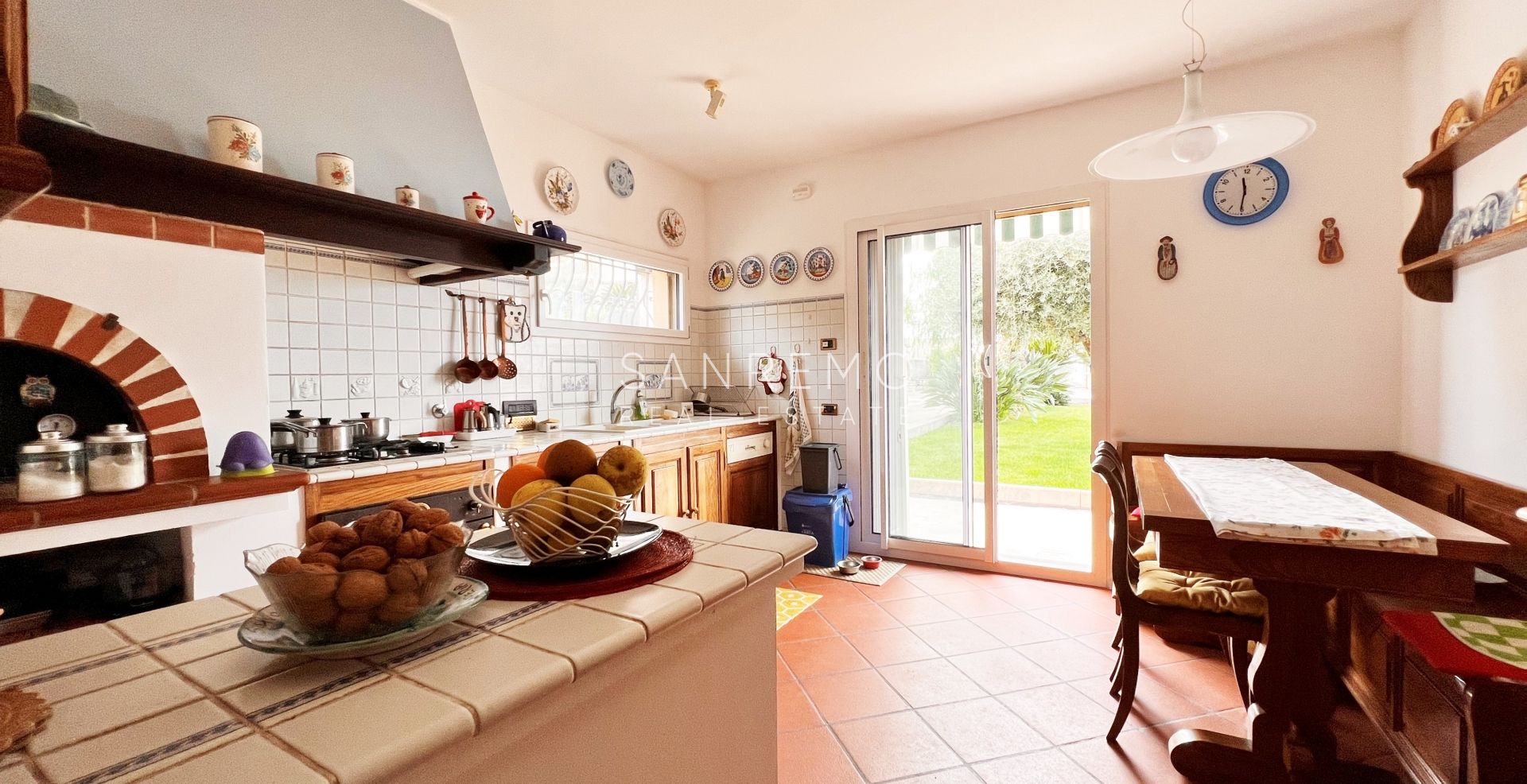 Villa lumineuse en excellent état sur trois niveaux avec jardin environnant