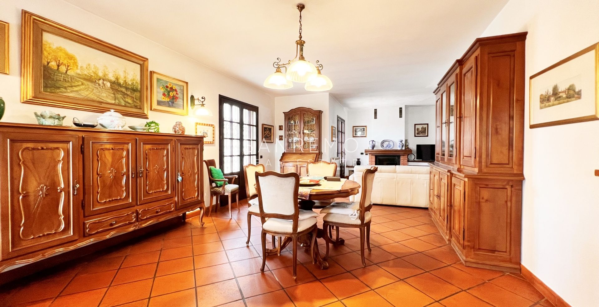 Villa lumineuse en excellent état sur trois niveaux avec jardin environnant