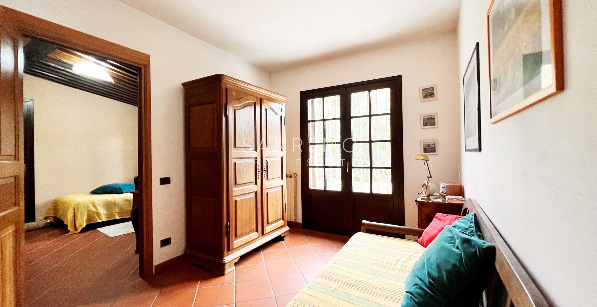 Villa lumineuse en excellent état sur trois niveaux avec jardin environnant