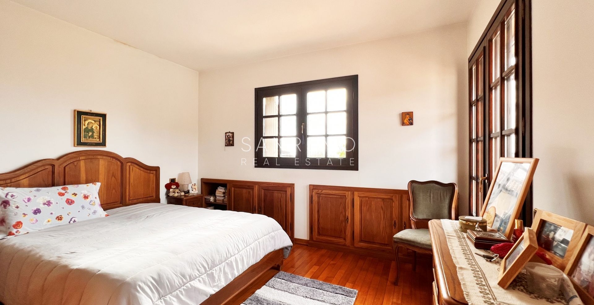 Villa lumineuse en excellent état sur trois niveaux avec jardin environnant